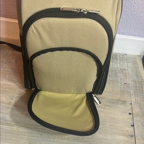 EUC Outdoor Excursions Beige Backpack with Picnic Set - Picture 8 of 14